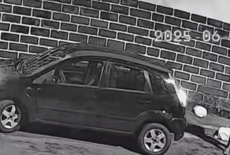 homem-incendeia-carro-e-imovel-em-bairro-de-salvador3A-suspeito-ainda-nao-localizado