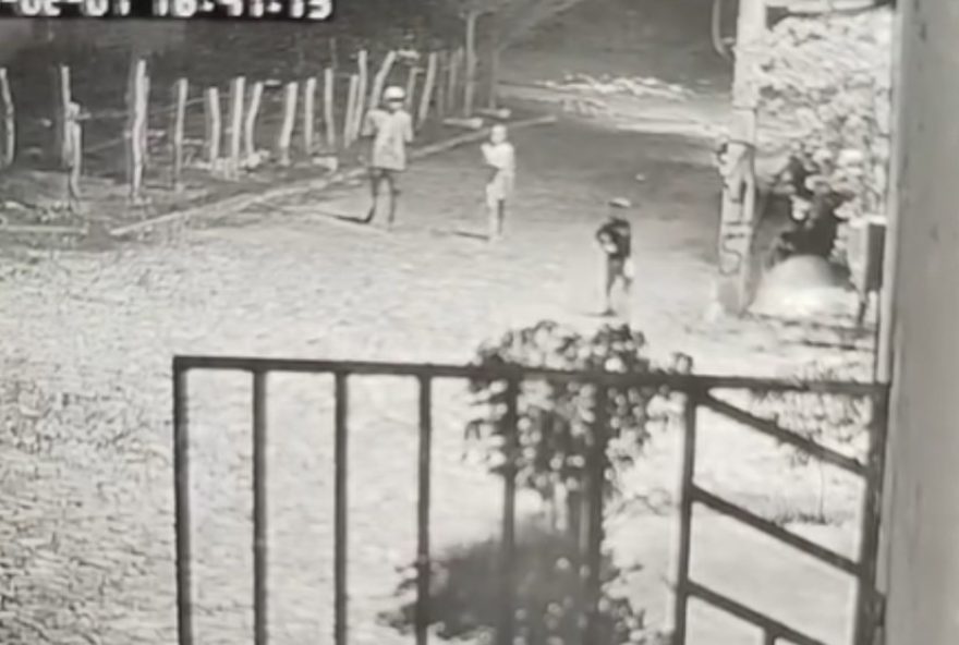 homem-incentiva-filho-a-esfaquear-criancas-em-caninde3A-video-chocante-mostra-cena-em-ce homem-incentiva-filho-a-esfaquear-criancas-em-caninde3A-video-chocante-mostra-cena-em-ce