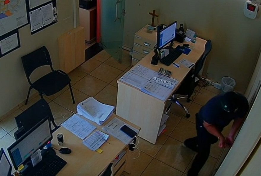 homem-invade-igreja-durante-horario-de-almoco-e-furta-r24-7-mil3A-caso-investigado