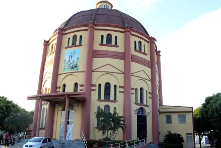 homem-invade-igreja-em-manaus-e-agride-padre-com-socos3A-suspeito-detido