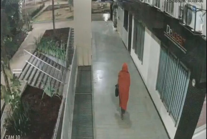 homem-ladrao-da-capa-vermelha-furta-plantas-em-restaurante-do-df3B-veja-video