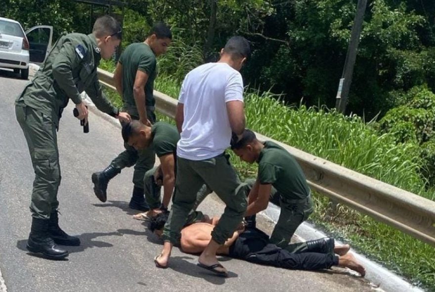 homem-mata-companheira-a-facadas-e-e-preso-em-flagrante3B-video-do-enfrentamento-com-a-policia homem-mata-companheira-a-facadas-e-e-preso-em-flagrante3B-video-do-enfrentamento-com-a-policia