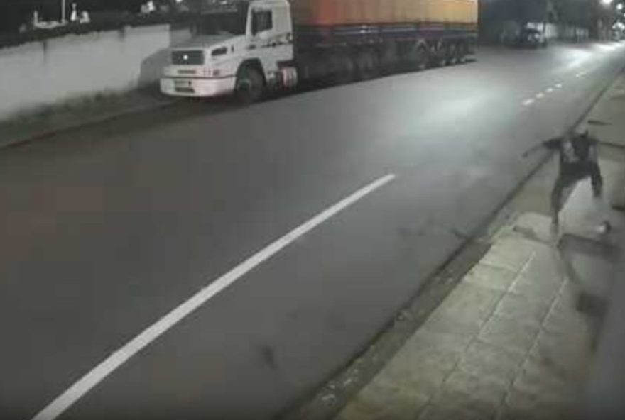 homem-mata-filhote-de-cachorro-com-chutes-no-interior-de-mg3A-video-chocante