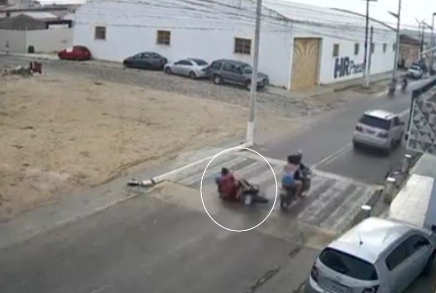 homem-morre-apos-ser-baleado-ao-deixar-crianca-em-escola-no-ceara3B-video-mostra-acidente homem-morre-apos-ser-baleado-ao-deixar-crianca-em-escola-no-ceara3B-video-mostra-acidente