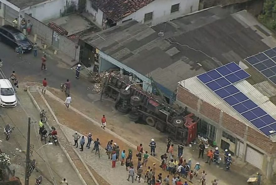 homem-morre-e-outro-fica-ferido-apos-caminhao-tombar-sobre-casa-no-grande-recife homem-morre-e-outro-fica-ferido-apos-caminhao-tombar-sobre-casa-no-grande-recife