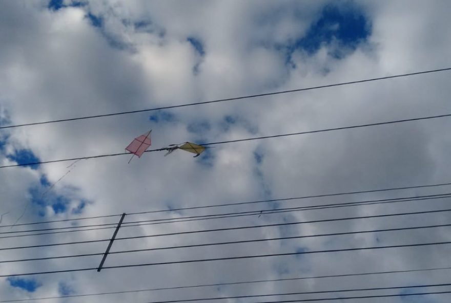 homem-morre-eletrocutado-ao-tentar-resgatar-pipa-em-rede-eletrica-periquito-mg