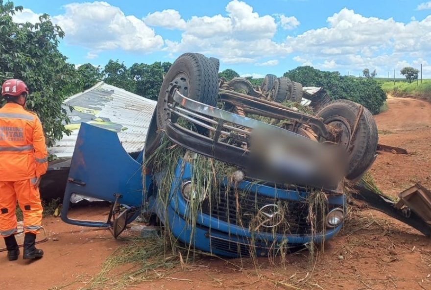 homem-morre-em-acidente-ao-capotar-caminhao-na-mgc-1792C-sul-de-minas