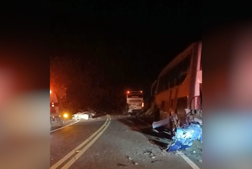 homem-morre-em-acidente-com-carro-e-dois-onibus-na-sp-287-em-piraju3A-um-ferido
