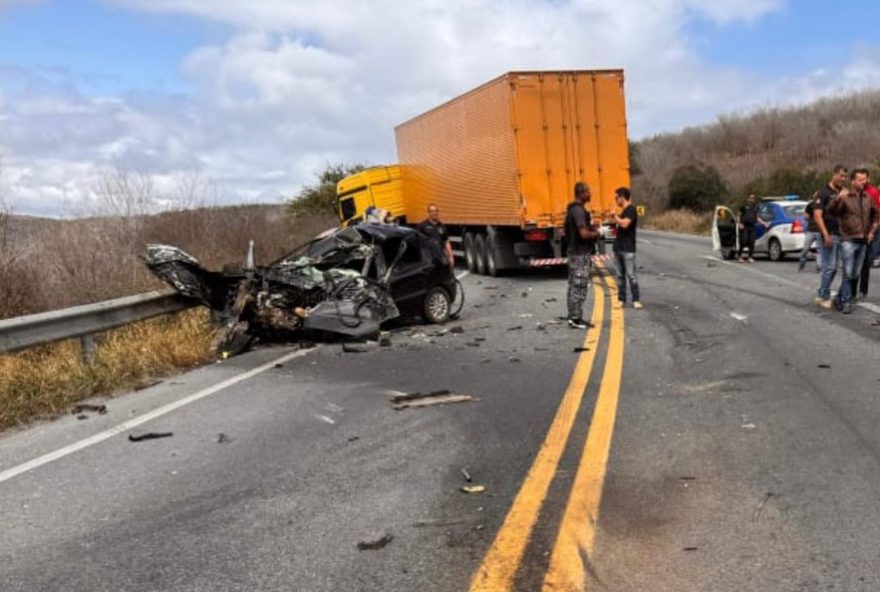 homem-morre-em-acidente-de-carro-na-bahia3A-carro-fica-irreconhecivel-apos-batida-com-carreta