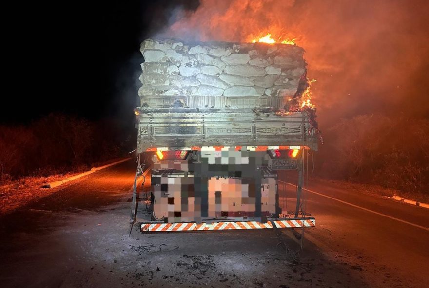 homem-morre-em-acidente-fatal-envolvendo-motocicleta-e-caminhao-na-br-232-em-sertania3A-alerta-para-a-seguranca-no-transito