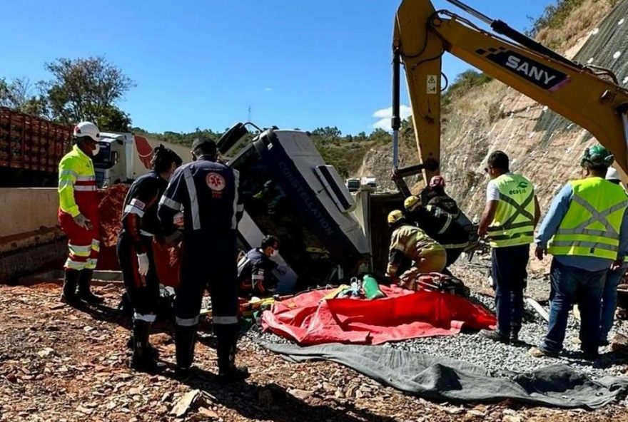 homem-morre-em-acidente-fatal-na-br-135-em-bocaiuva3A-caminhao-tomba-e-vitima-sofre-parada-cardiorrespiratoria