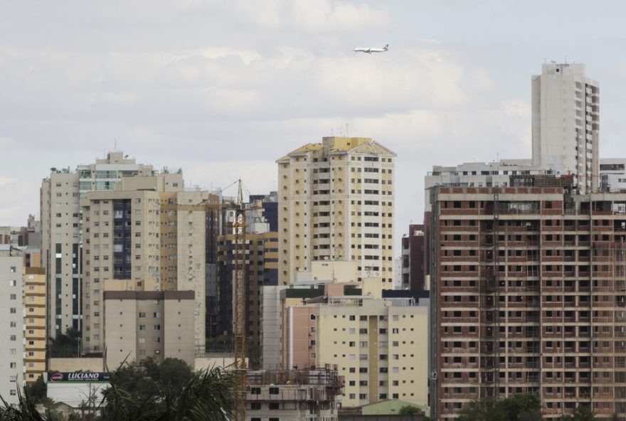 homem-nu-e-sob-efeito-de-drogas-e-detido-pela-pm-em-aguas-claras-df homem-nu-e-sob-efeito-de-drogas-e-detido-pela-pm-em-aguas-claras-df