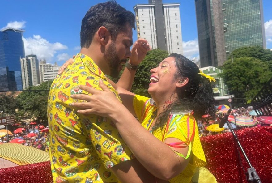 homem-pede-namorada-em-casamento-no-desfile-do-bloco-beico-do-wando-em-bh homem-pede-namorada-em-casamento-no-desfile-do-bloco-beico-do-wando-em-bh