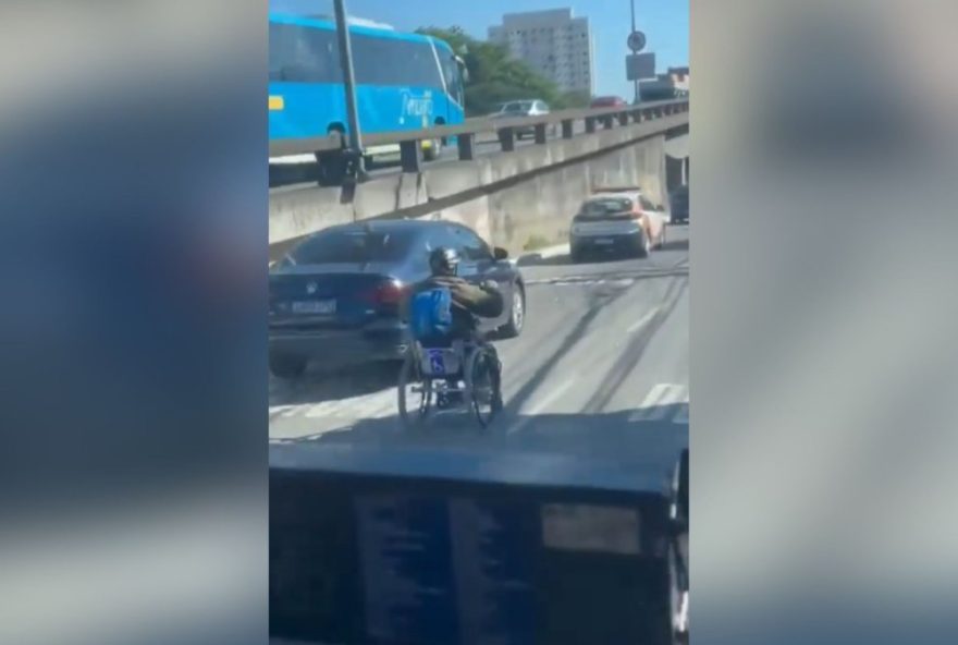 homem-pilota-cadeira-de-rodas-motorizada-em-niteroi3A-descumprimento-das-leis-de-transito-requer-atencao-e-fiscalizacao