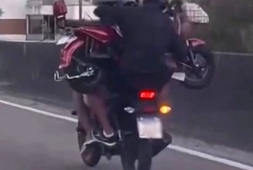 homem-pilota-moto-com-outra-moto-no-colo3A-cena-perigosa-na-barra-da-tijuca2C-rio-video homem-pilota-moto-com-outra-moto-no-colo3A-cena-perigosa-na-barra-da-tijuca2C-rio-video