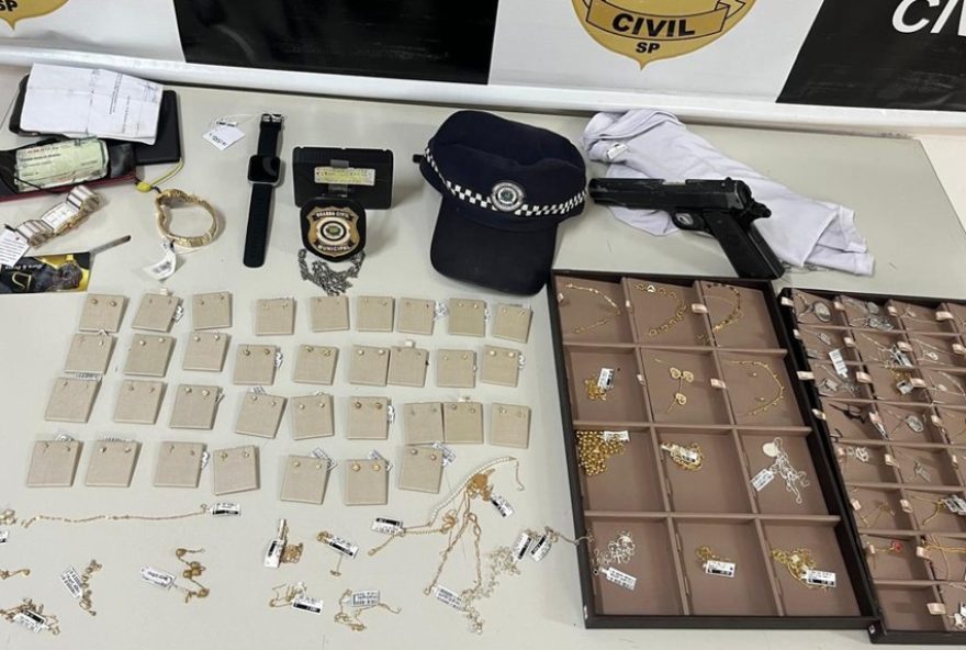 homem-preso-com-mais-de-40-joias-apos-roubo-em-valinhos3A-suspeito-utilizou-arma-falsa