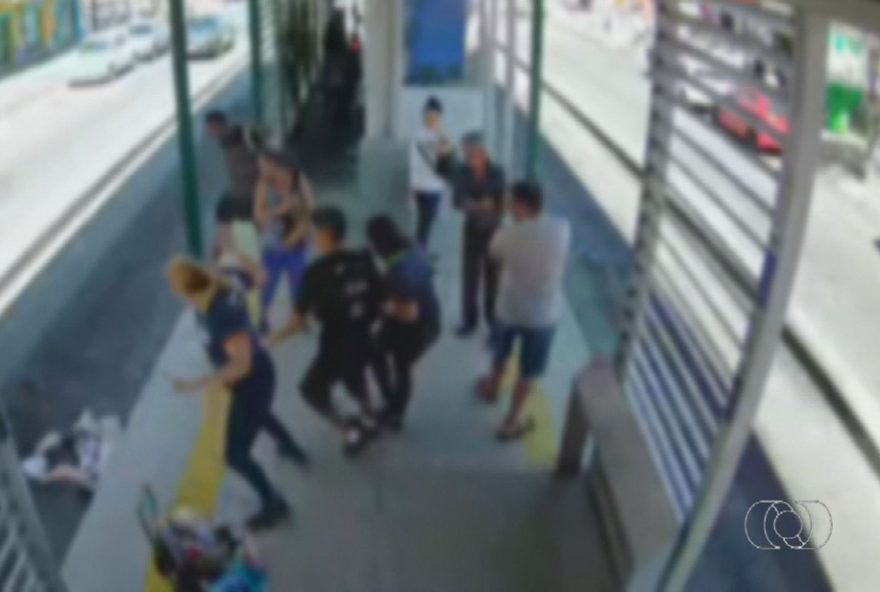 homem-preso-por-derrubar-idosa-do-brt-em-goiania3A-video-mostra-o-incidente homem-preso-por-derrubar-idosa-do-brt-em-goiania3A-video-mostra-o-incidente