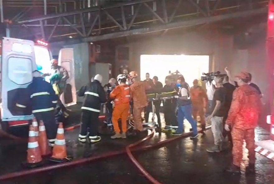 homem-relata-confusao-na-evacuacao-durante-incendio-no-shopping-tijuca.-experiencia-marcada-por-falta-de-orientacao-e-correria