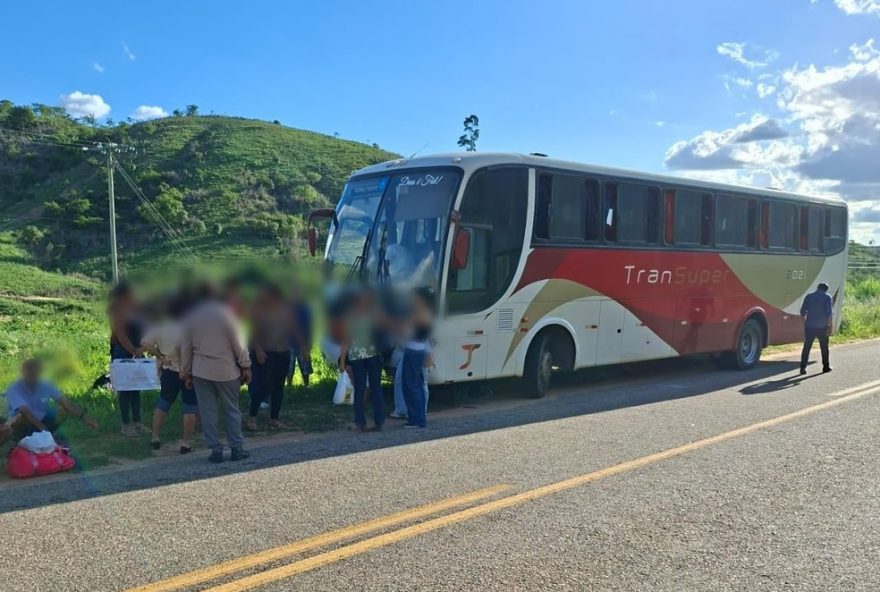 homem-rouba-passageira-e-tenta-fugir-dirigindo-onibus-na-lmg-7662C-mas-e-preso homem-rouba-passageira-e-tenta-fugir-dirigindo-onibus-na-lmg-7662C-mas-e-preso