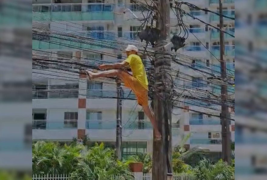 homem-se-pendura-em-poste-para-furtar-fios-em-fortaleza3A-cena-chocante-em-plena-luz-do-dia