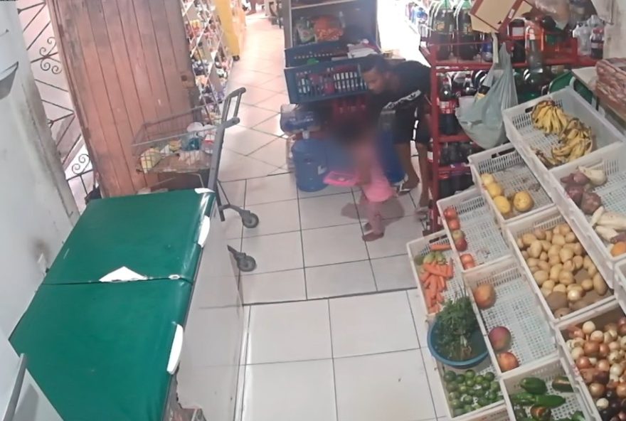 homem-suspeito-de-abusar-de-crianca-e-linchado-por-moradores-em-feira-de-santana homem-suspeito-de-abusar-de-crianca-e-linchado-por-moradores-em-feira-de-santana