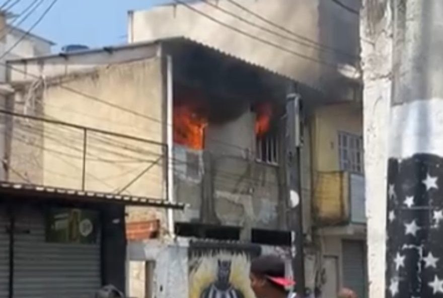 homem-tem-7025-do-corpo-queimado-em-incendio-na-cidade-de-deus3A-resgate-e-comocao-no-rio-de-janeiro