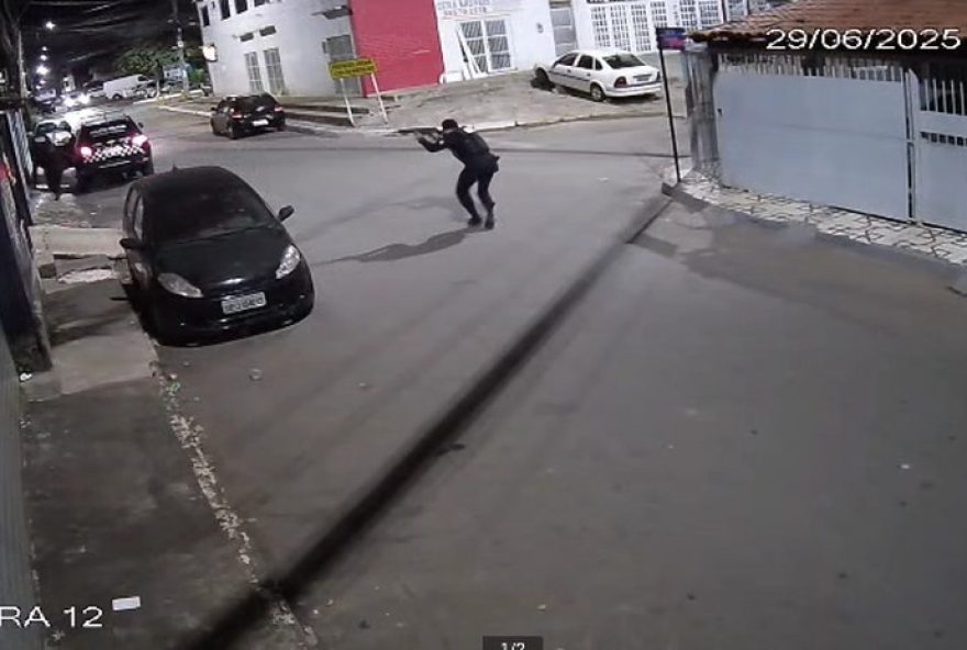homem-troca-tiros-com-policiais-no-guara-em-confronto-fatal3A-video-revela-acao-e-apreensao-de-armas
