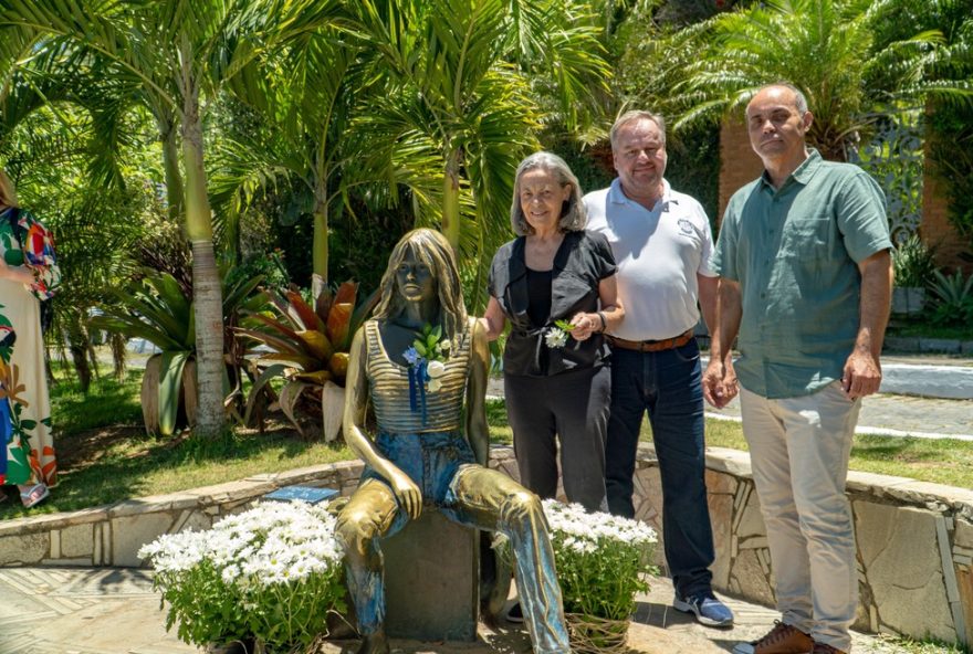 homenagem-a-brigitte-bardot3A-flores-e-escultura-iconica-em-buzios homenagem-a-brigitte-bardot3A-flores-e-escultura-iconica-em-buzios