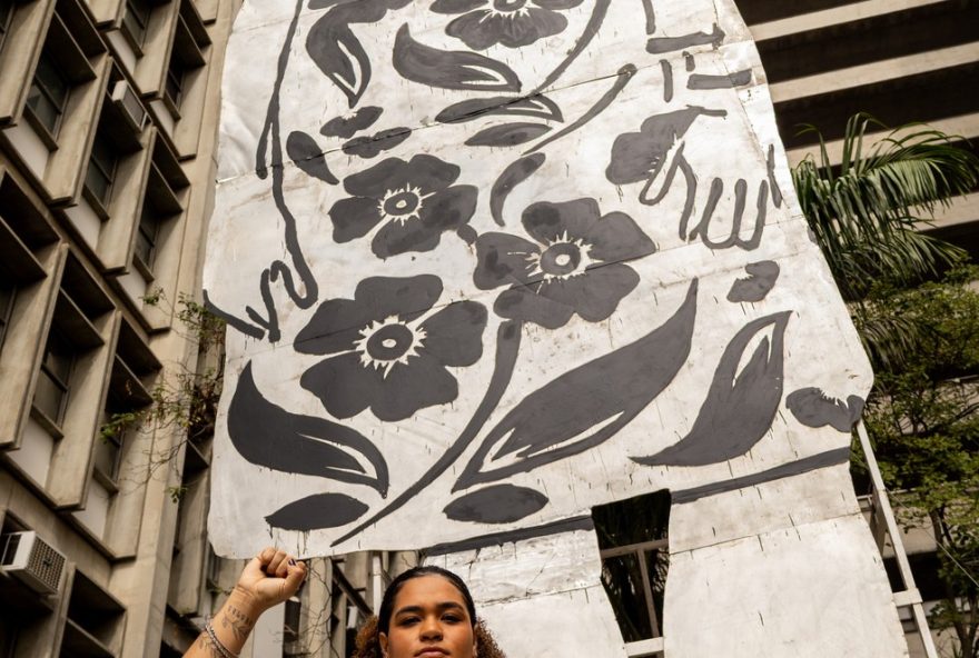 homenagem-a-marielle-franco3A-escultura-22corte-seco22-e-inaugurada-na-uerj