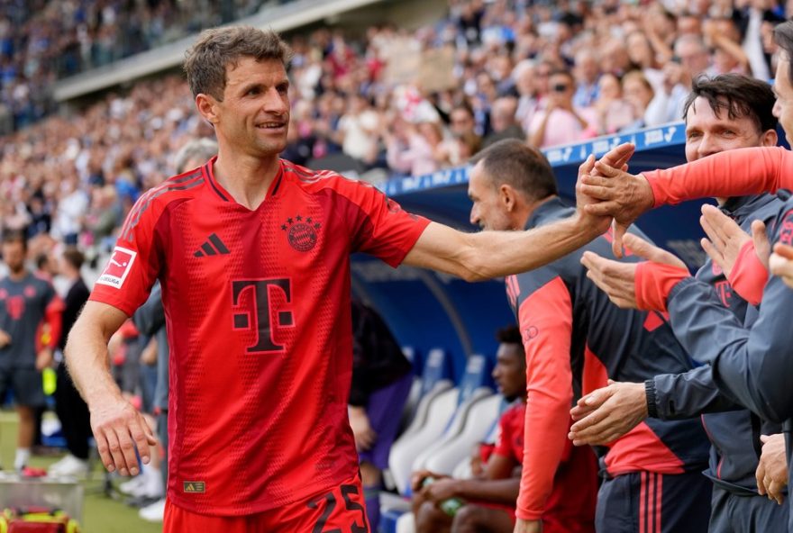 homenagem-a-muller3A-idolo-do-bayern-se-despede-com-emocao-na-alemanha