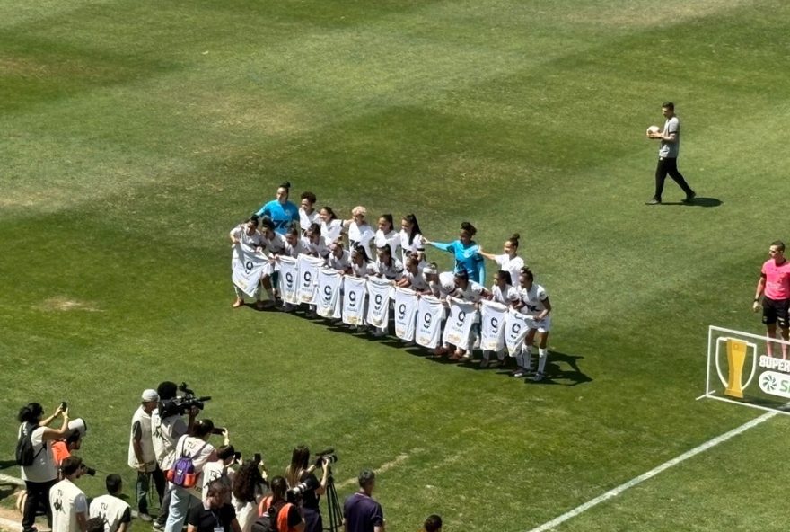 homenagem-emocionante-a-suzana-agostini3A-santos-honra-legado-no-futebol-feminino