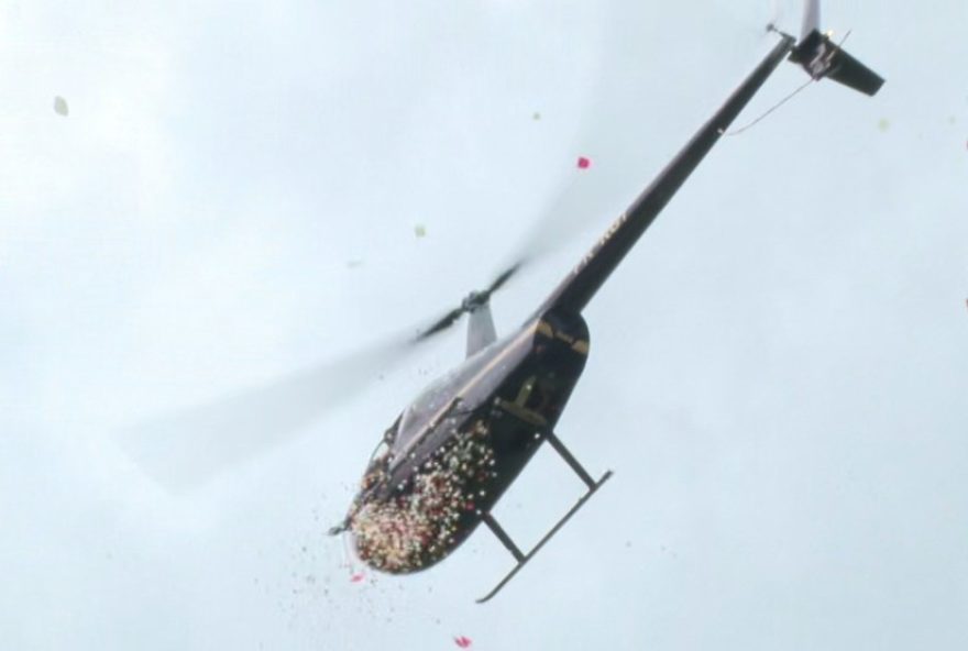 homenagem-emocionante-aos-pilotos-falecidos-em-acidente-no-rio3A-cortejo-de-helicopteros-e-chuva-de-petalas