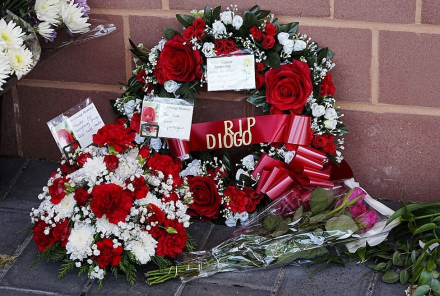 homenagem-emocionante3A-torcedores-do-liverpool-prestam-tributo-a-diogo-jota-nos-arredores-de-anfield