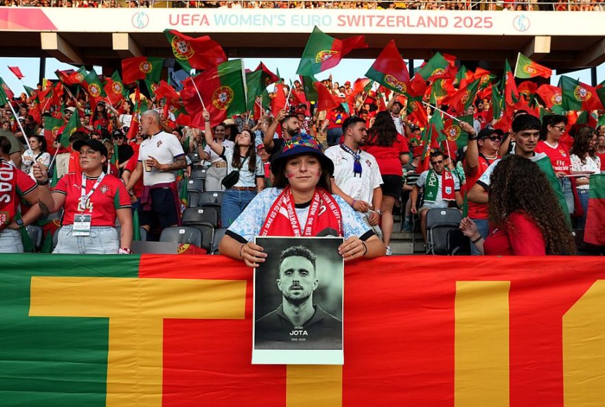 homenagens-emocionantes-a-diogo-jota-e-irmao-marcam-jogo-de-portugal-na-eurocopa-feminina3A-veja-as-fotos