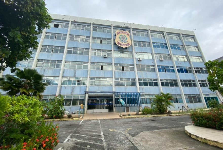 homens-sao-detidos-pela-pf-apos-sacar-r2412C5-mi-sem-comprovacao2C-mas-sao-liberados homens-sao-detidos-pela-pf-apos-sacar-r2412C5-mi-sem-comprovacao2C-mas-sao-liberados