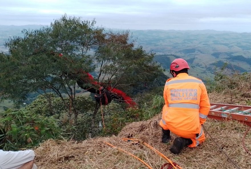 homens-sao-resgatados-apos-ficarem-presos-em-arvore-ao-decolar-de-parapente