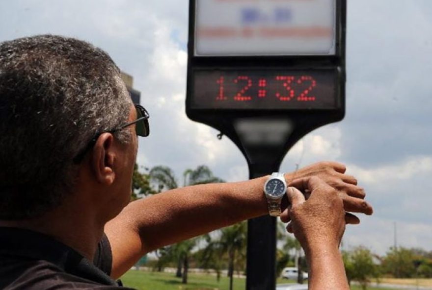 Análise sobre a possibilidade de retorno do horário de verão no Brasil para enfrentar a crise hídrica e energética.
(Foto: Agência Brasil)