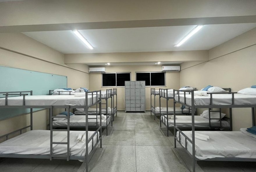 hospedagem-na-cop-30-em-belem3A-escolas-transformadas-em-hostels-com-quartos-por-genero-e-espacos-compartilhados