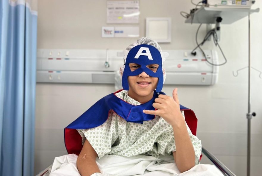 hospital-de-cubatao-sp-humaniza-cirurgias-infantis-com-fantasias-de-super-herois-e-carrinhos-eletricos2C-reduzindo-o-medo-das-criancas