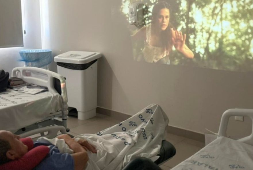 hospital-em-fortaleza-realiza-sessoes-de-cinema-para-pacientes-oncologicos-internados3A-conheca-o-projeto-cinevida-no-huc