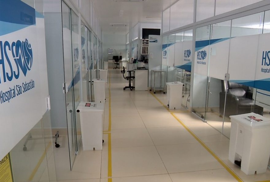 hospital-em-tres-coracoes-impoe-uso-de-mascara-e-reduz-visitas-para-combater-srag3A-confira-medidas-adotadas