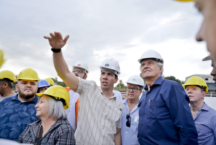 Governador Ronaldo Caiado durante visita às obras da unidade de saúde, em maio deste ano (Foto: Marco Monteiro)