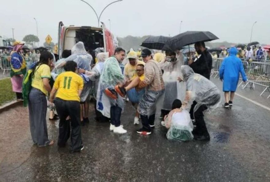 hospitalizacoes-apos-raio-atingir-manifestacao-pro-bolsonaro-em-brasilia3A-4-seguem-internados hospitalizacoes-apos-raio-atingir-manifestacao-pro-bolsonaro-em-brasilia3A-4-seguem-internados