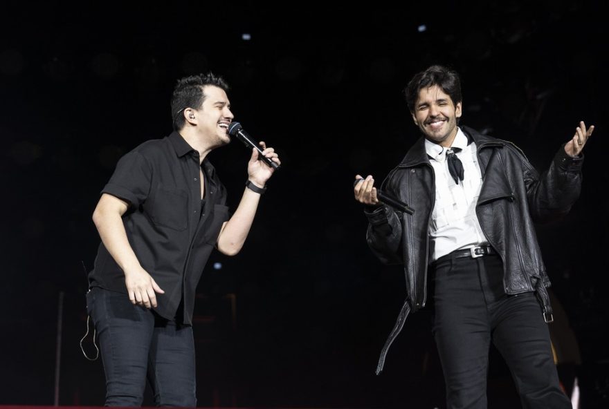 hugo-e-guilherme-agitam-festa-do-peao-de-barretos-com-sertanejo-despojado-e-homenagem-a-marilia-mendonca