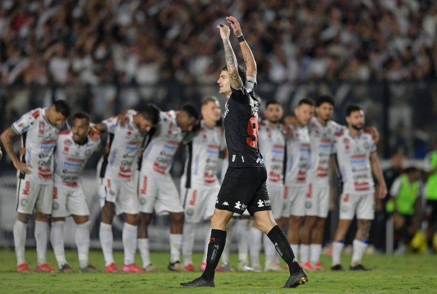 hugo-e-vegetti-tiram-onda-apos-confusao-nos-penaltis-do-vasco3A-22nao-esperaram-o-apito-final22