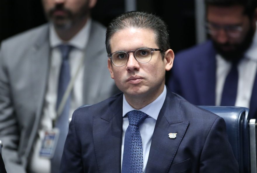 hugo-frustra-oposicao-e-abre-caminho-para-cassar-eduardo-bolsonaro