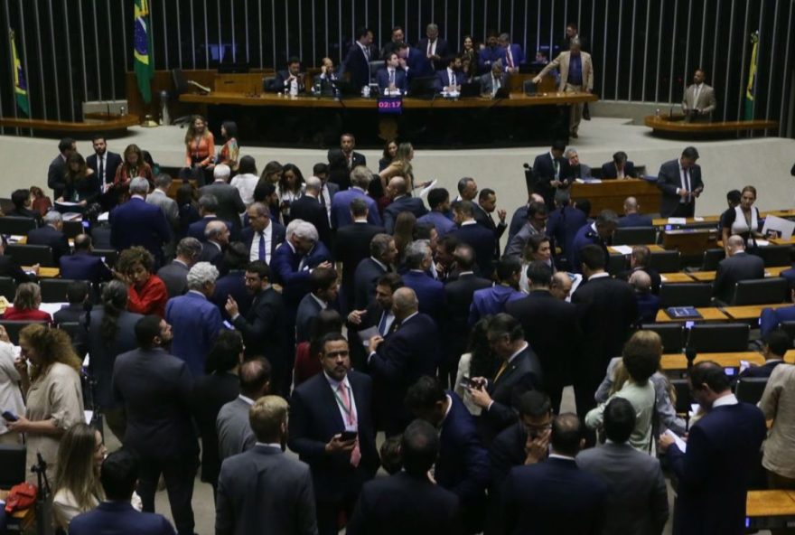 hugo-motta-adia-votacao-para-terca-feira-18 hugo-motta-adia-votacao-para-terca-feira-18