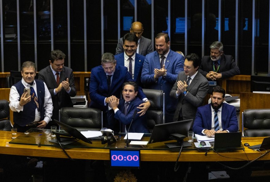 hugo-motta-adota-estrategia-semelhante-a-de-lira-para-acelerar-votacoes-e-minimizar-desgaste-politico