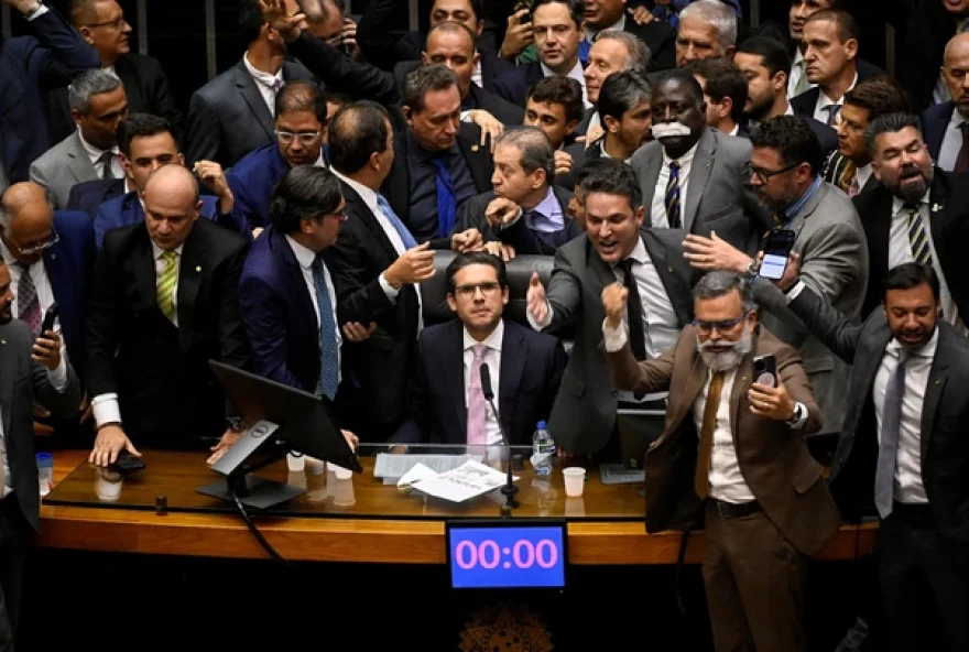 hugo-motta-burlou-constituicao-para-blindar-bolsonaristas-foragidos