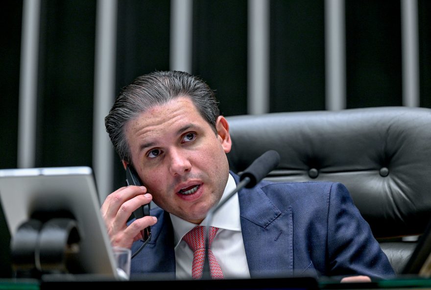 hugo-motta-busca-saida-negociada-para-processos-de-ramagem-e-eduardo-bolsonaro hugo-motta-busca-saida-negociada-para-processos-de-ramagem-e-eduardo-bolsonaro